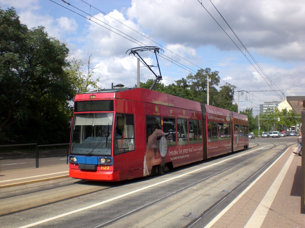 Leipzig: Stra�enbahnlinie 2 nach St�tteritz Naunhofer Stra�e an der Haltestelle St�tteritz Altes Messegel�nde.(25.8.2010)