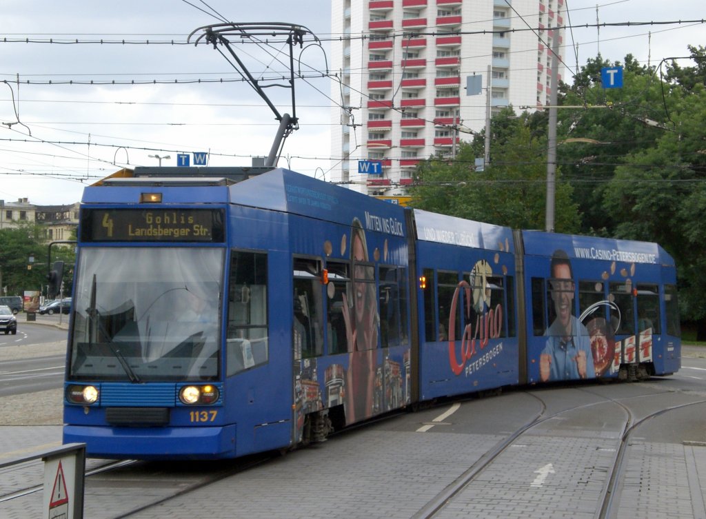 Leipzig: Stra�enbahnlinie 4 nach Gohlis Landsberger Stra�e nahe vom Hauptbahnhof.(25.8.2010)