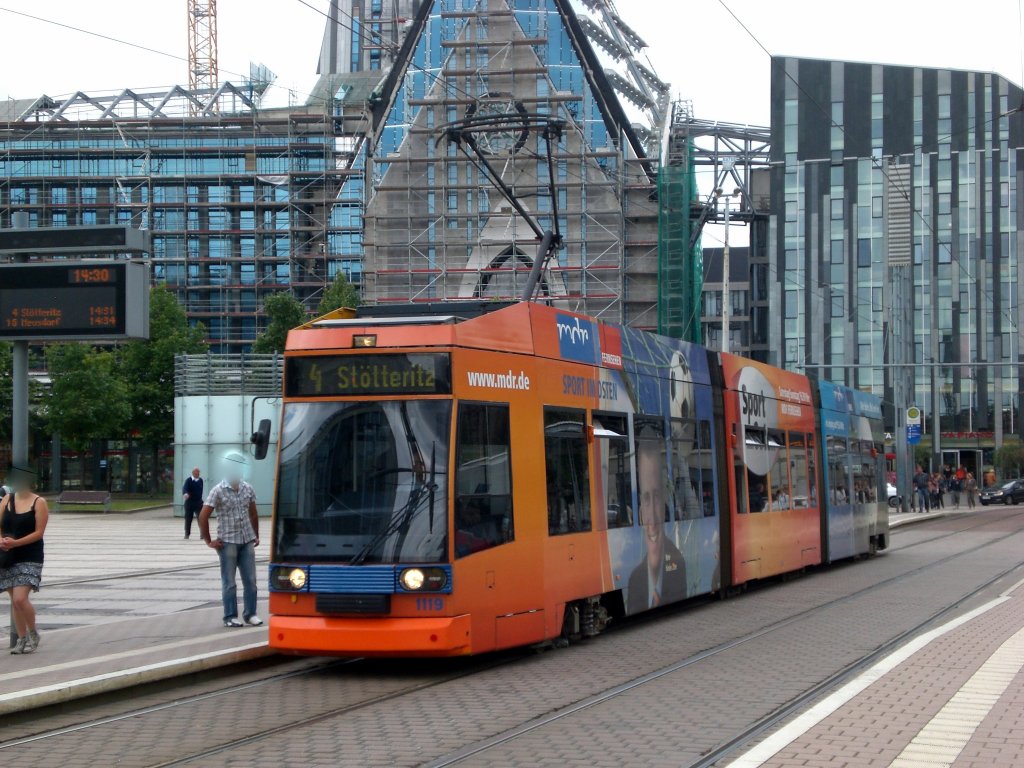 Leipzig: Straenbahnlinie 4 nach Sttteritz Holzhuser Strae an der Haltestelle Mitte Augustusplatz.(25.8.2010)