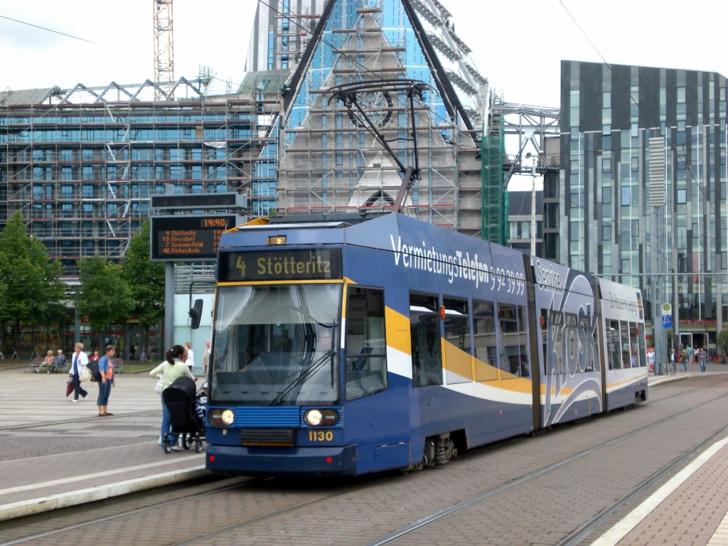 Leipzig: Stra�enbahnlinie 4 nach St�tteritz Holzh�user Stra�e an der Haltestelle Mitte Augustusplatz.(25.8.2010)