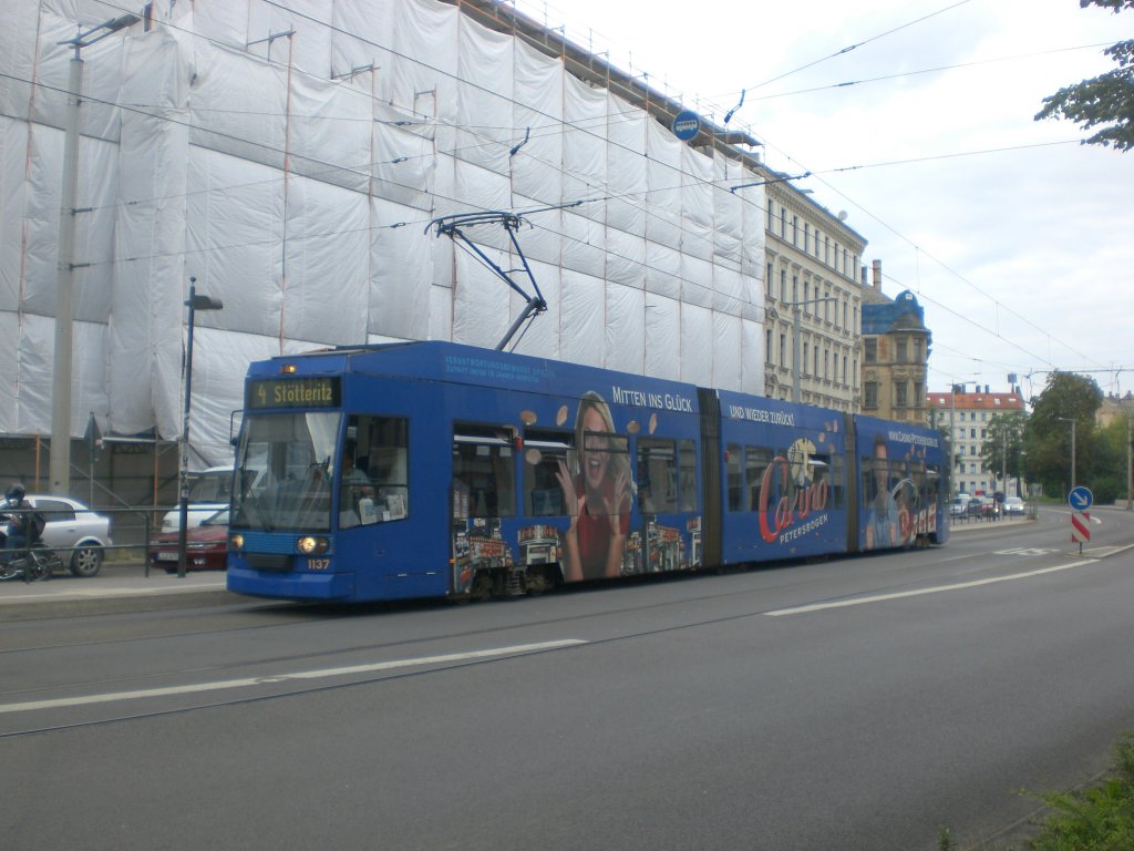 Leipzig: Straenbahnlinie 4 nach Sttteritz Holzhuser Strae an der Haltestelle Reudnitz Breite Strae.(25.8.2010)