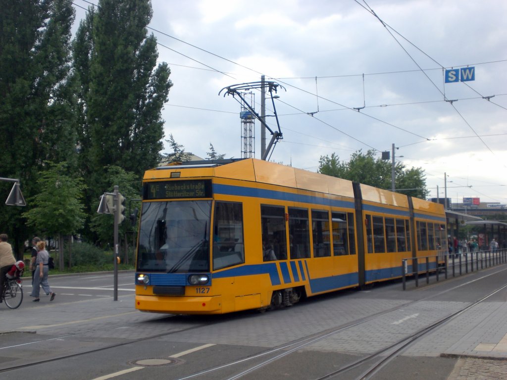 Leipzig: Stra�enbahnlinie 4E nach Reudnitz Riebeckstra�e/St�tteritzer Stra�e am Hauptbahnhof.(25.8.2010)