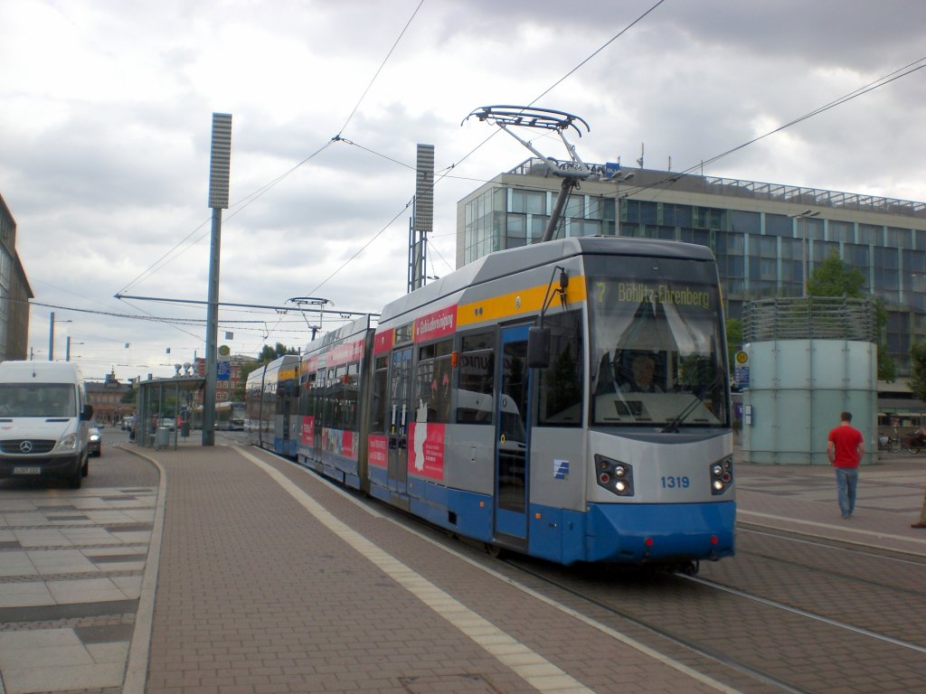 Leipzig: Straenbahnlinie 7 nach Bhlitz-Ehrenberg Burghausener Strae an der Haltestelle Mitte Augustusplatz.(25.8.2010)