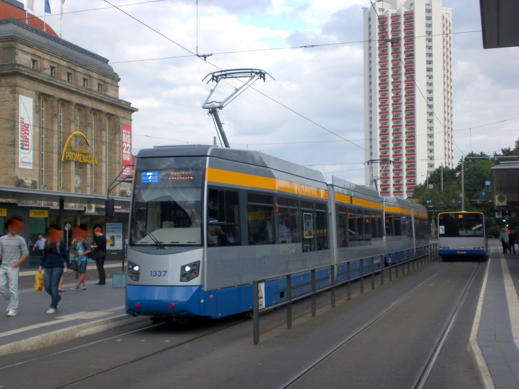 Leipzig: Straenbahnlinie 7 nach Bhlitz-Ehrenberg Burghausener Strae am Hauptbahnhof.(25.8.2010)