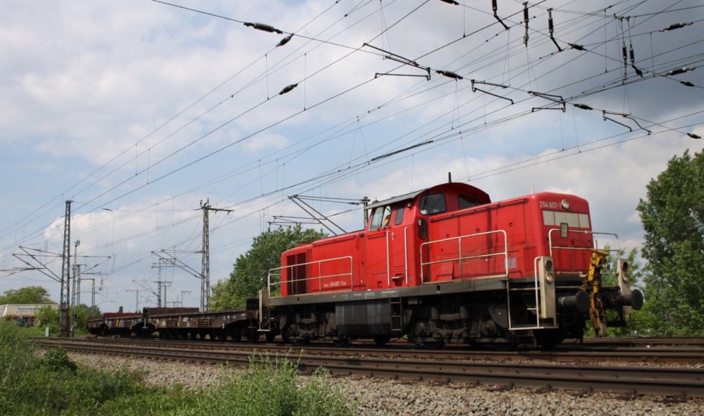 Leistung der Magdeburger ? 294 607 mit 3 Wagen vom Kombiwerk kommend vor der Elbbr�cke in Magdeburg Rothensee am 13.5.2011