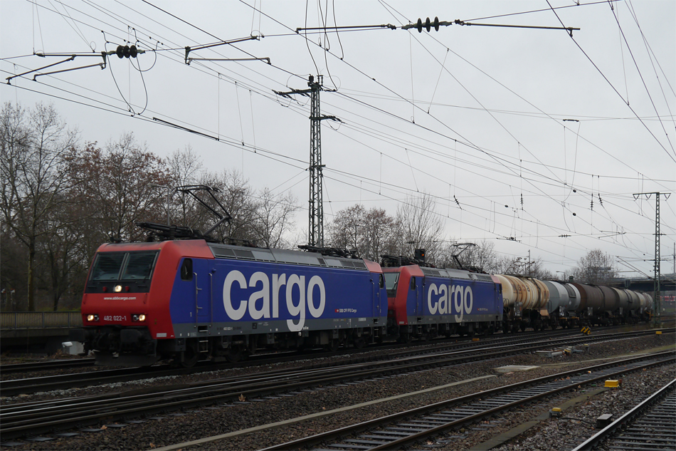 Leistungsmig deutlich unterfordert sind diese SBB-Loks 482 022-1 und 482 021-8, da sie nur 5 Kesselwagen zu ziehen haben. (Mannheim, 03.01.2013)