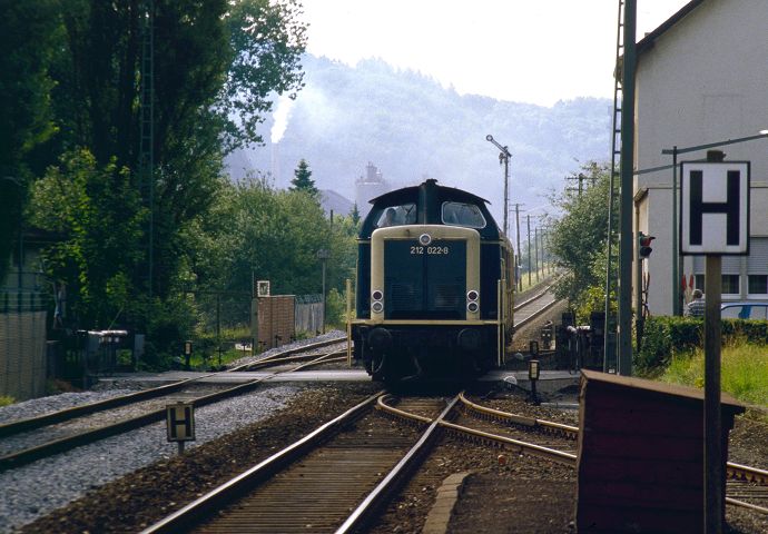 Lendringsen 212 022 fhrt mit N 6456 ein. Aufn. Juni 1985