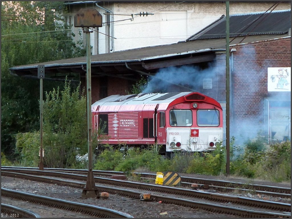 Let the Engine started . Diese Crossrail Class 66 qualmt ganz schn fett beim 
Anlassen. So gesehen und bildlich festgehalten in Aachen West am 30.08.2012.