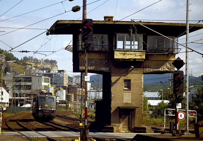 Letmathe mt alten Stellwerk mit 150 068 am 21,08,1988.