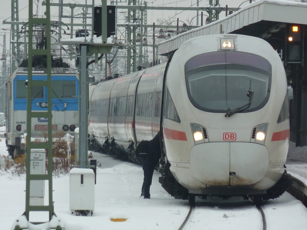 Letze Vorbereitung und Lokfhrerwechsel bevor der ICE zum ankuppel in die Bahnhofshalle fuhr.
Dresden HBF 6.12.10