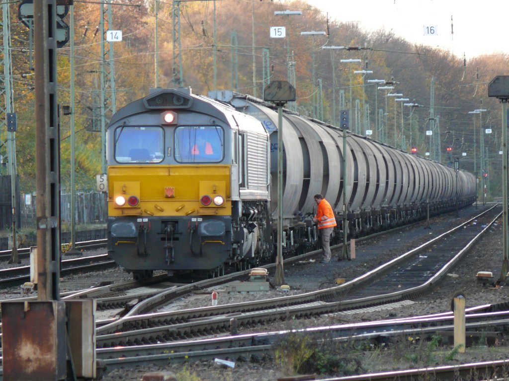 Letzte Handgriffe in Aachen-West bevor sich CB1001 der DLC mit diesem langen Getreidezug in Richtung Belgien auf den Weg macht. Aufgenommen am 14/11/2009. 