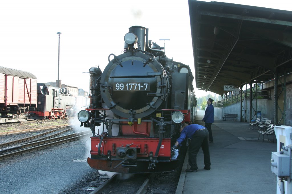 Letzte Handgriffe vor dem Start des 1. Zuges am Morgen des 01.07.2011 im Bf. Freital-Hainsberg