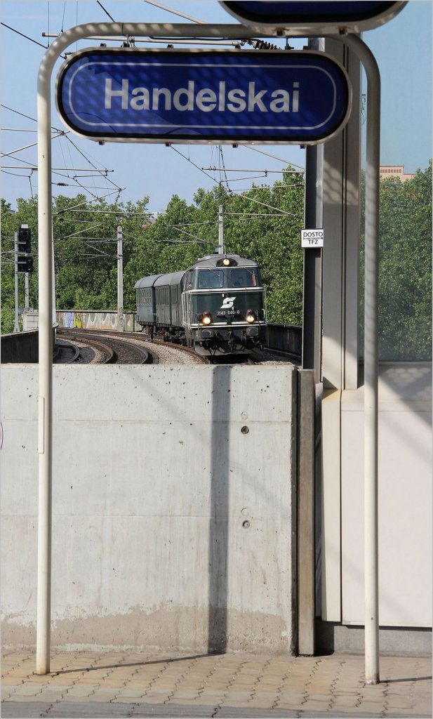 Letzte Mglichkeit fr Stellen, welche fr den Linksverkehr geeigneter sind... ab 6. August 2012 wird auf den meisten Strecken im Osten sterreichs der Betrieb auf Rechtsfahren umgestellt! - Hier 2143 040 mit EZ Leiser Berge nach Ernstbrunn kurz vor der Durchfahrt in der Station Wien Handelskai. 5.8.12