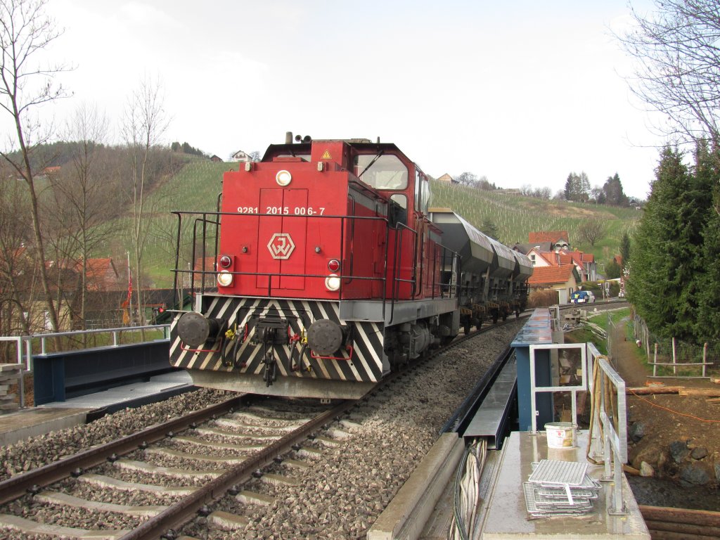 Letzte Schotterarbeiten an der neuen Lanitzbrcke. DH1500.6 am 25.03.2012 