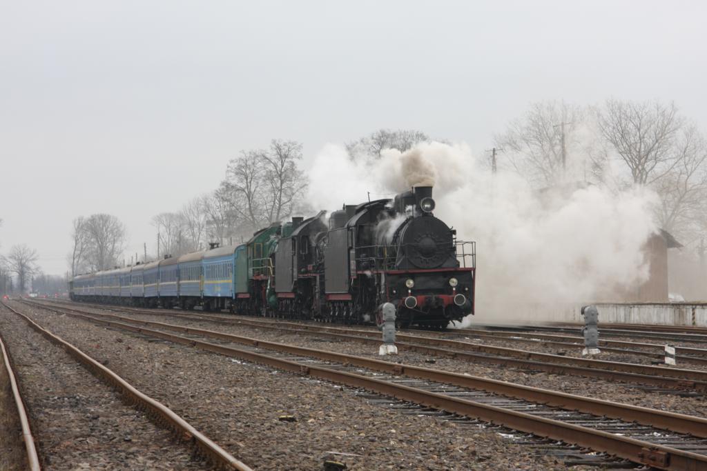 Letzter Dampf in der Ukraine. Drei Dampfloks sind dem Dzherelo Sonderzug
vorgespannt, als dieser im Bahnhof Visnitsa eine Scheinanfahrt vornimmt.
Vorne Lok 3-735-72 (E-Kuppler), 3-797-86 (E-Kuppler) und SU 251-86 (2-C).
Visnitsa am 19.02.2008