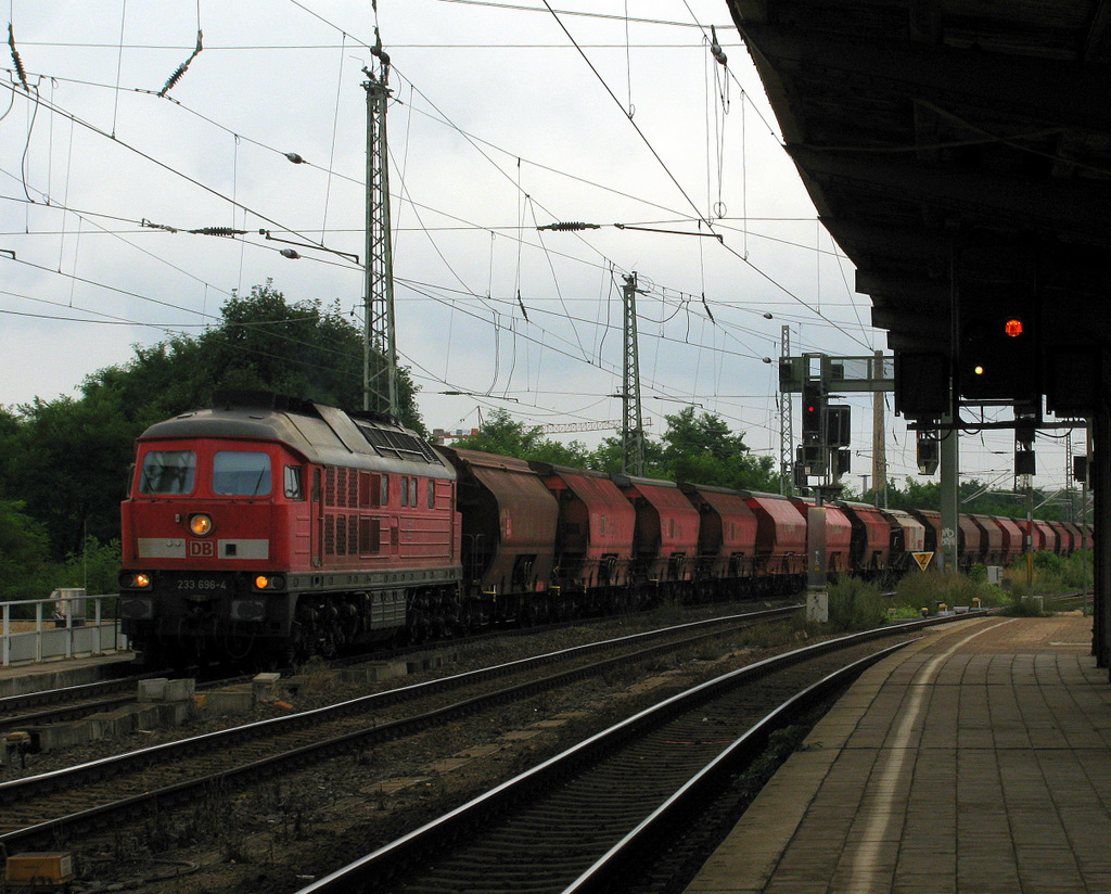 Letzter Zug von unserer Tour am 09.08. nach Magdeburg. Hier durchfhrt 232 696-4 den Bahnhof Magdeburg Neustadt Richtung Hbf.