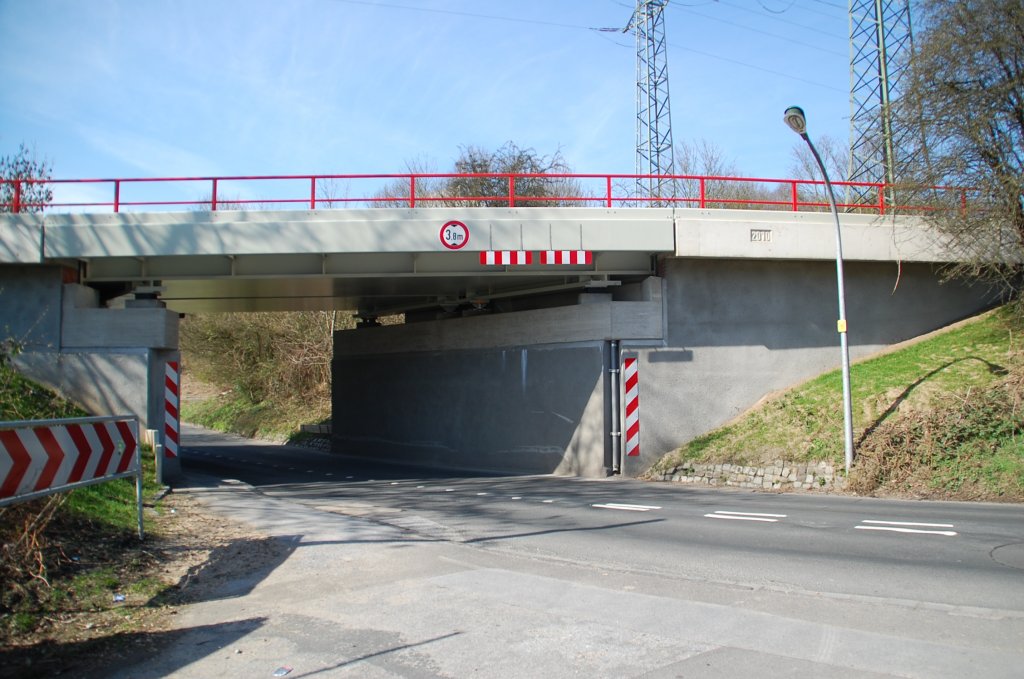 Letztes Jahr stellte ich ein Foto der alten Br�cke �ber die Morper Str. in D�sseldorf Gerresheim ein, nun steht an der Stelle die neue Br�cke. 20.3.2011