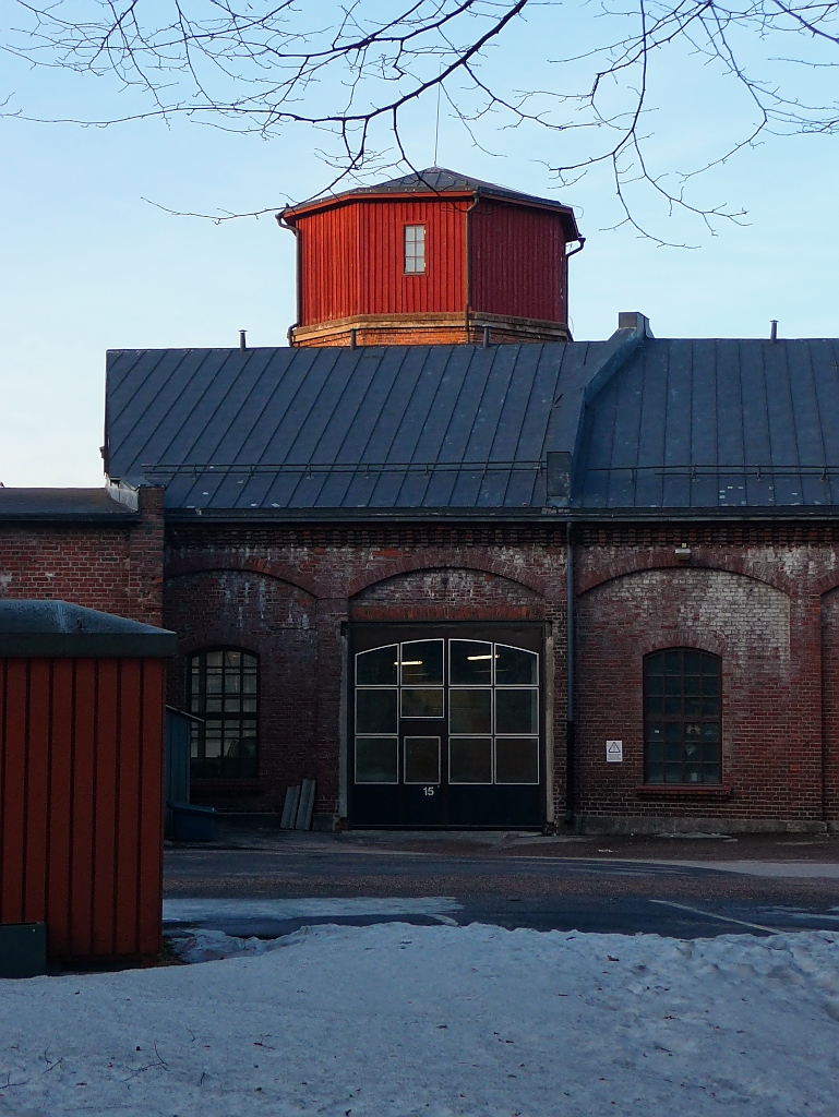 Letztes Sonnenlicht trifft noch den alten Wasserturm im BW Riihimki, whrend der Rundlokschuppen schon im Schatten liegt.
14.4.13 