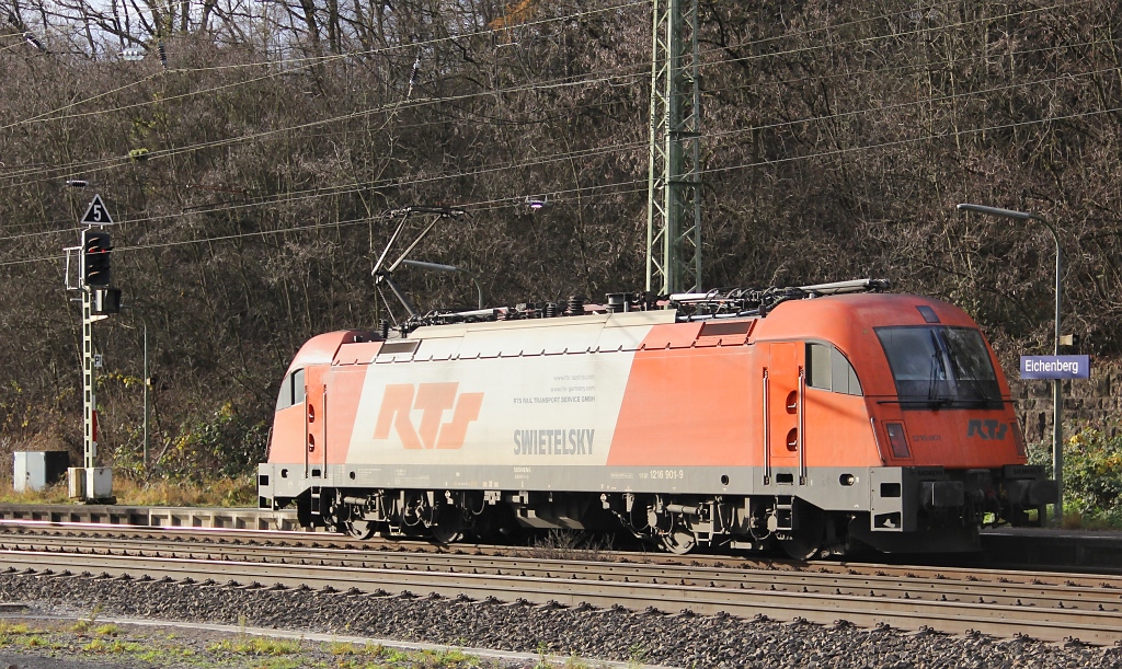 Letztlich musste 1216 901-9 dann doch am Signal warten, da die Cantus-Bahn nun mal Vorrang hatte. Aufgenommen am 25.11.2012 in Eichenberg.