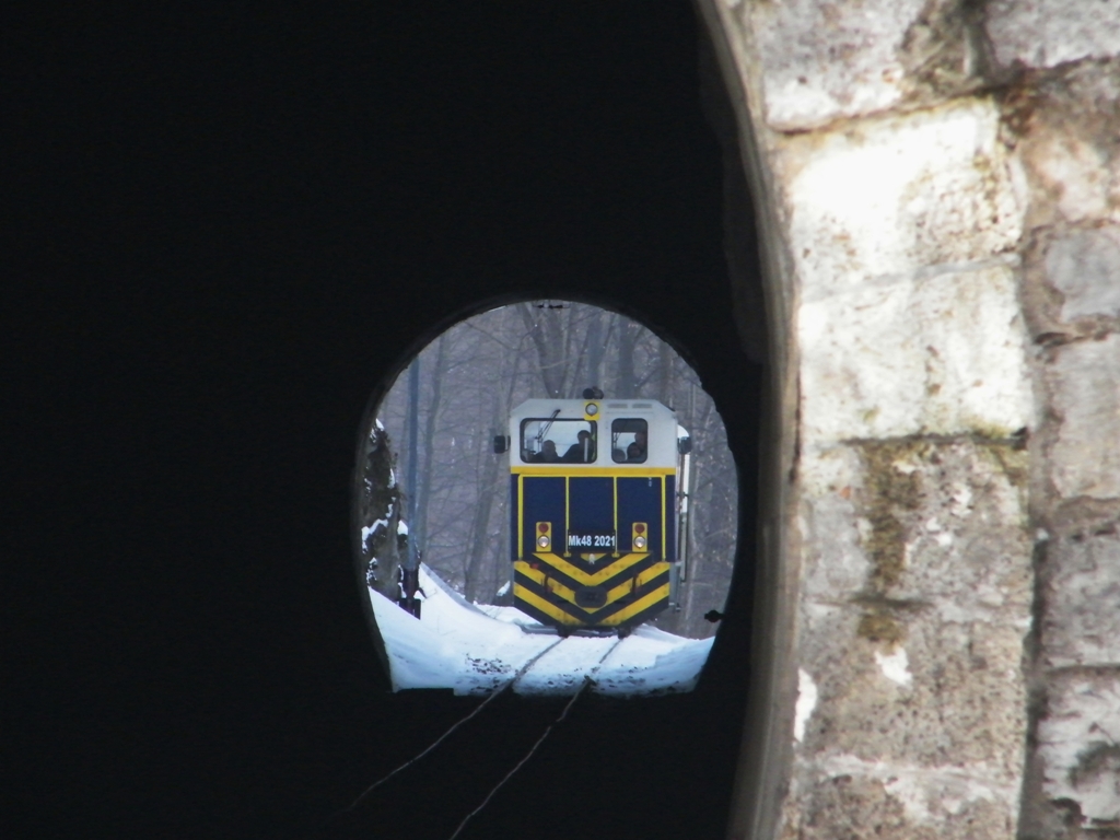 LEV Mk48 2021 mit einem Personenzug bei Lillafred (vor dem Tunnel), am 18. 02. 2012. 