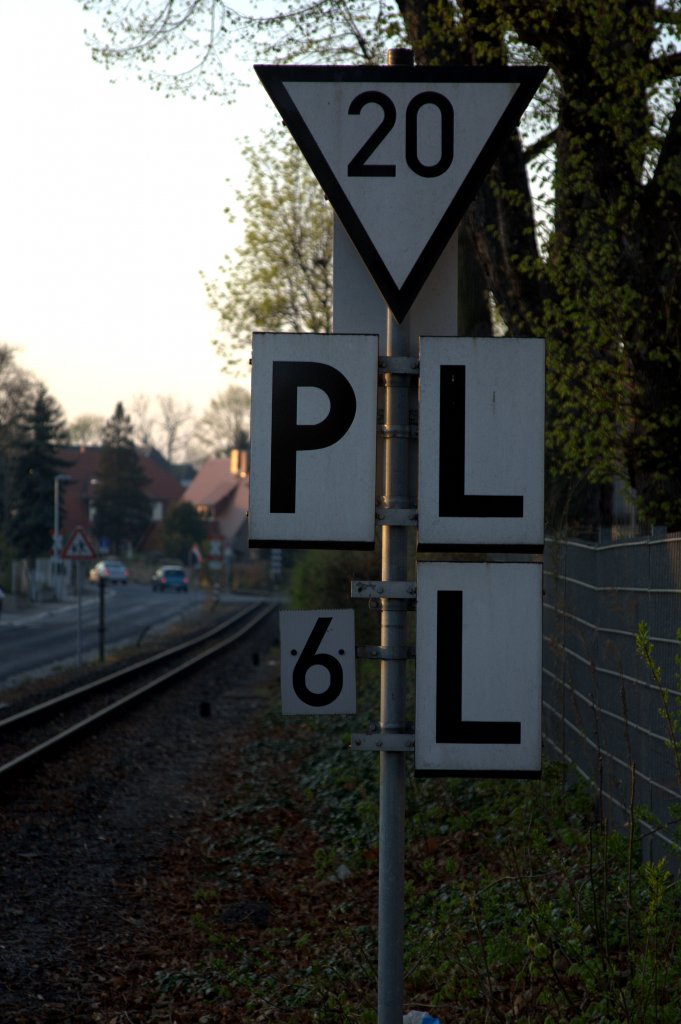 LF 4 , PF2 und B 5,  das ganze 6x  fr die beiden letztgenannten Signaltafeln findet sich an der Strecke der Lnitzgrundbahn in Radebeul, 
20.4.2012 gegen 06:55 Uhr aufgenommen in der Pestalozzistrae, Blick Richtung Sdosten.
