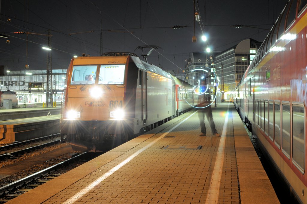 Lichspielereien mit 185 664 am 01.10.10 mit einem Sz nach Bratislava in Mnchen Hbf