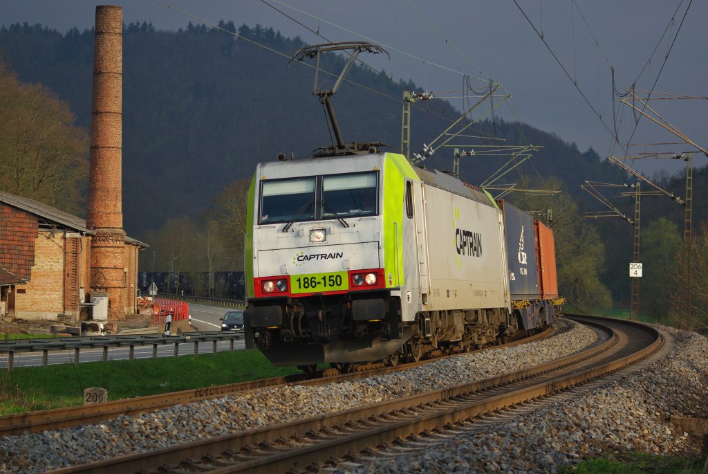 Licht aus, Spot an: das immer nher kommende Schwarz des Himmels riss nochmal fr einen Moment auf um 186 150 von Captrain auszuleuchten. Aufgenommen am 16.04.2010 bei Albungen in Fahrtrichtung Sden.