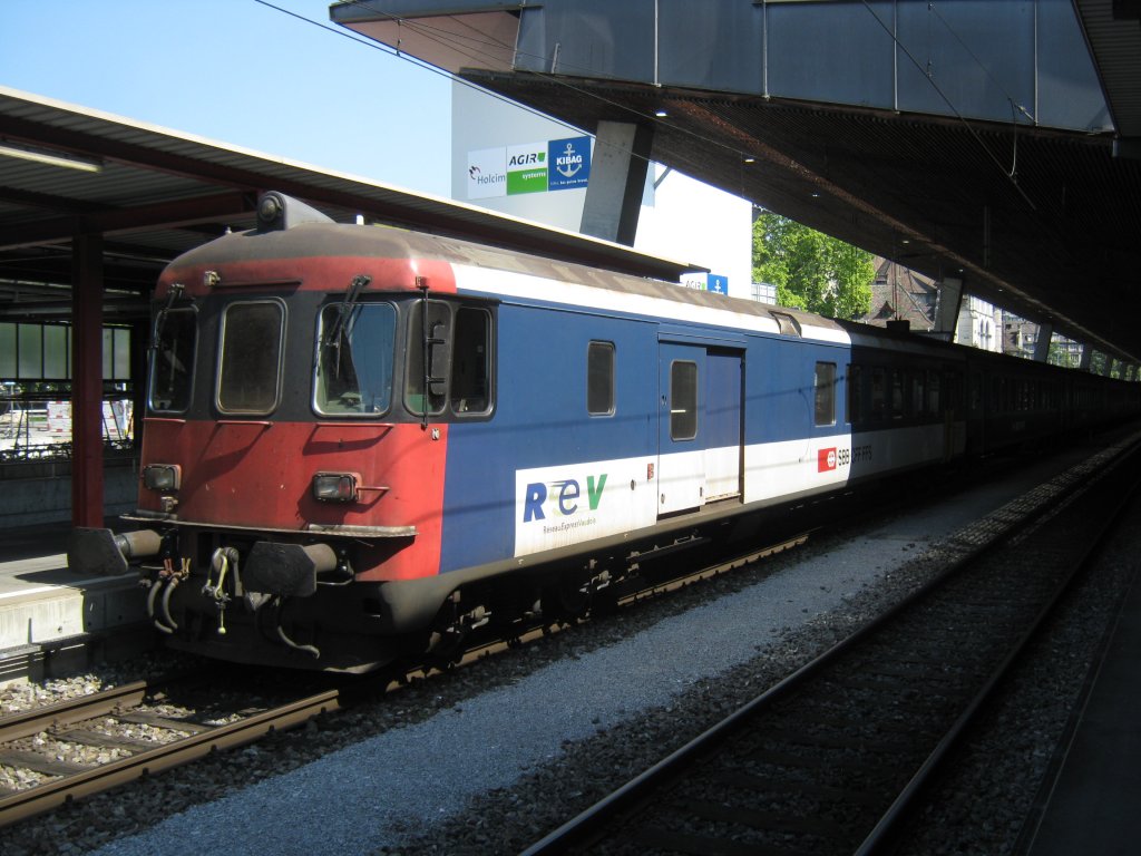 Licht und Schatten: Der BDt EWII (50 85 82-33 911-7), welcher noch die REV Anschriften trgt, am Ersatz IR 2028 in Zrich HB, 20.08.2011.