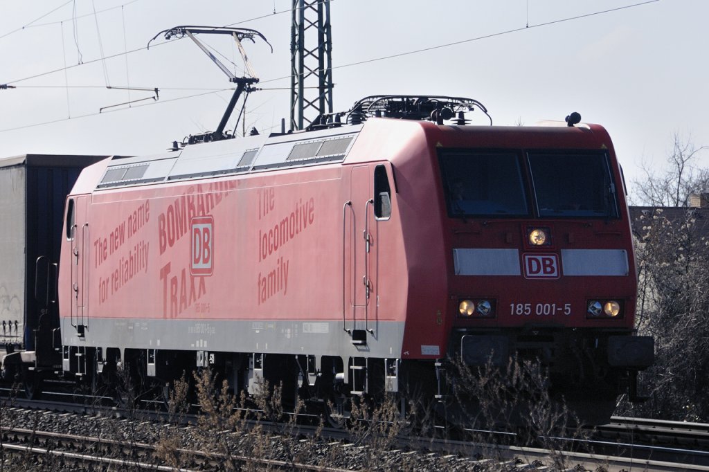 Licht und Schatten: Die Perspektive richtig gew�hlt er�ffnet den Blick auf alte (entfernte) Werbeaufschriften und neue Eigent�mer-(Nachweise). Die erste ihrer Gattung: 185 001-5 mit  sichtbar  gemachter TRAXX-Werbung. (Zwingenberg a.d.B., 12.03.2011)