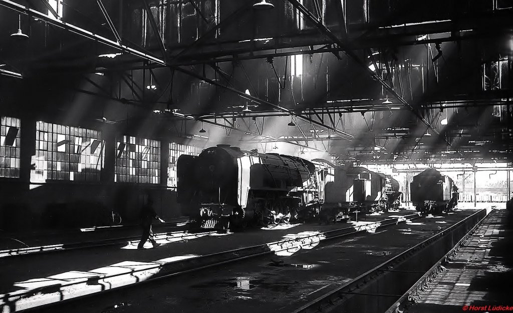 Licht und Schatten im Lokschuppen des Depot Witbank: In der Bildmitte eine 15F, im Hintergrund zwei 15CA (November 1976)