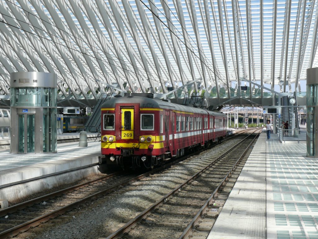 Licht und Schatten im sonnendurchfluteten Bahnhof Lige-Guillemins. Triebzug 269 der Serie AM 65 wartet auf seine Abfahrt. Aufgenommen am 10/07/2010.