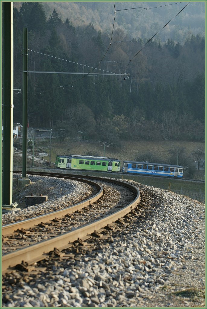 Licht und Schattenspiel am spten Nachmittag des 4. Feb. 2011 auf der ASD Strecke oberhalb des Schlosses von Aigle; aber bei der gemischten und allzubunten Farbgebung der ASD eine wie ich finde, gute Lsung.
