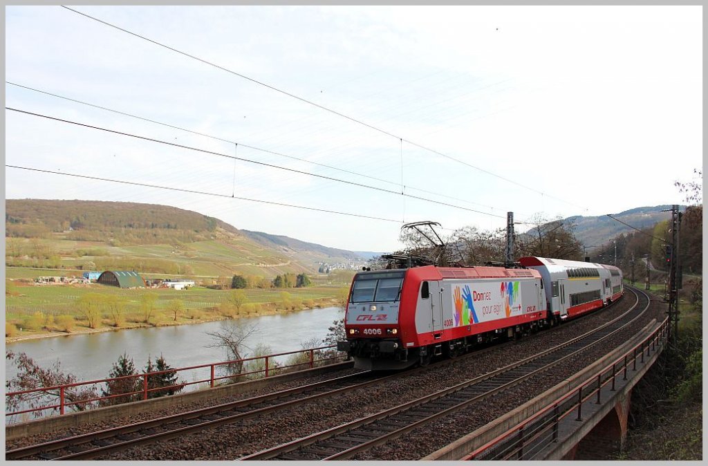 Lichtmig nicht mehr optimal, aber trotzdem abgelichtet habe ich eine Maschine der Luxemburger Baureihe 4000, welche planmig mit dem Zugpaar 5241/5242 ber das Moseltal Koblenz erreichen. Pnderich, 2.4.12