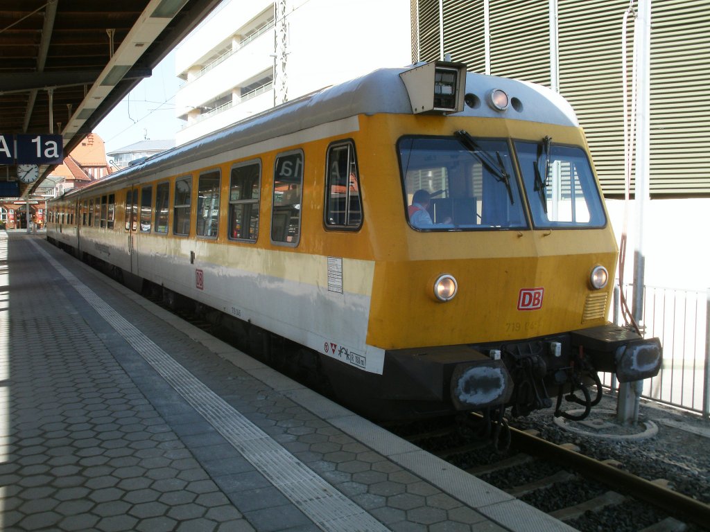 Lichtraummesszug 719 045/046 auf Gleis 1 am 22.Mrz 2011 in Stralsund.