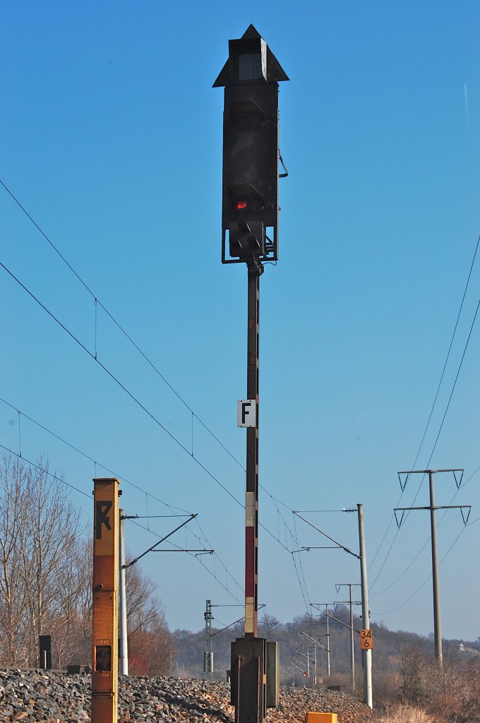 Lichtsignal bei strahlend blauem Himmel am 15.03.2012 zwischen Schauerheim und Neustadt Aisch.