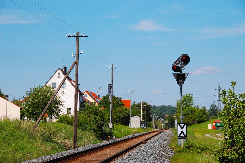 Lichtsignal der Strecke Neustadt Aisch - Steinach steht am 17.05.2012 auf  keine Fahrt erwarten .