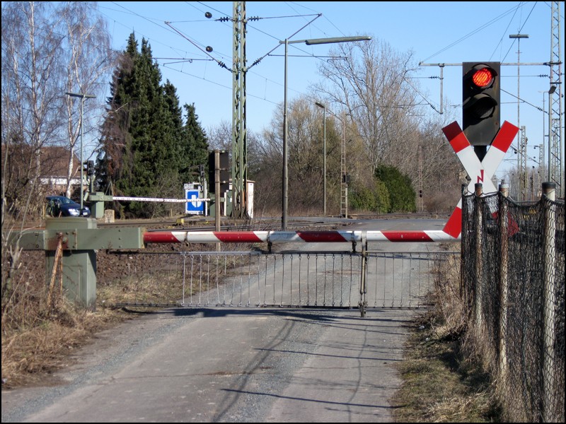 Lichtzeichenanlage des Bahnbergangs  Brinkstrae  in Gro-Gleidingen.
Entlang der Kursbuchstrecke 310 gibt es noch drei weitere Anlagen, die diese seltenen Lichtzeichen von siemens aufweisen. Im Zuge des Ausbaus soll diese Anlage einem Neubau weichen.
07. Mrz 2011