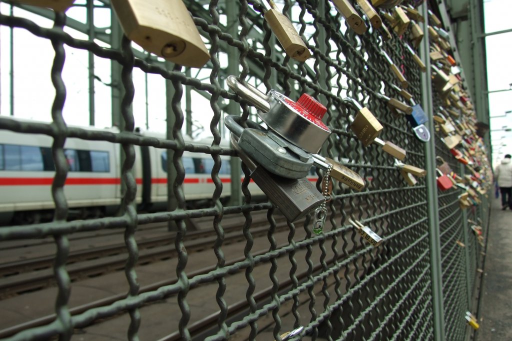 Liebe auf Zeit?
Ein ICE 3 als ICE 817 von Kln nach Frankfurt/Main beim berqueren der Hohenzollernbrcke zu Kln.
Nach letzten Meldungen wird noch bis 2012 mit Einschrnkungen im ICE3-Verkehr zu rechnen sein, die vom ICE-T noch lnger.

Kln, der 21.2.2010