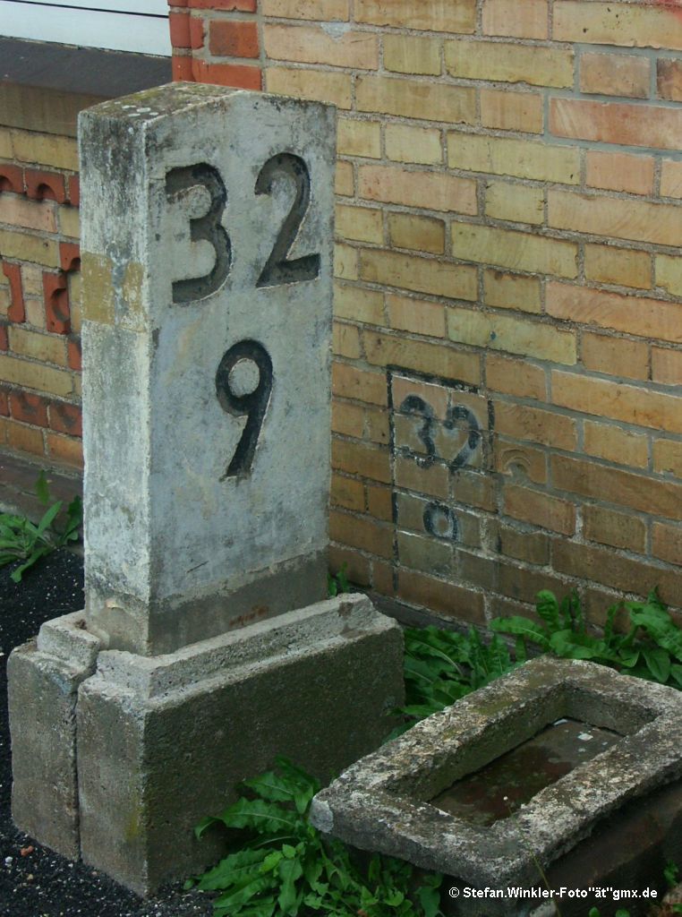 Liebenswertes Detail am EG des Bf- Elze. Die Kilometermarke war wohl einst nur an die Ziegelwand gemalt, wie in der Mitte unten sichtbar. Spter stellte man wohl lieber einen gesonderten Kilometerstein davor.... Gesehen am 12.09.2010.