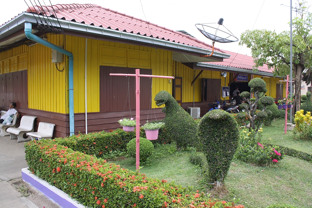 Liebevoll gepflegter Vorgarten im Bf. Kanchanaburi; Bild vom 11.Mrz 2012.

