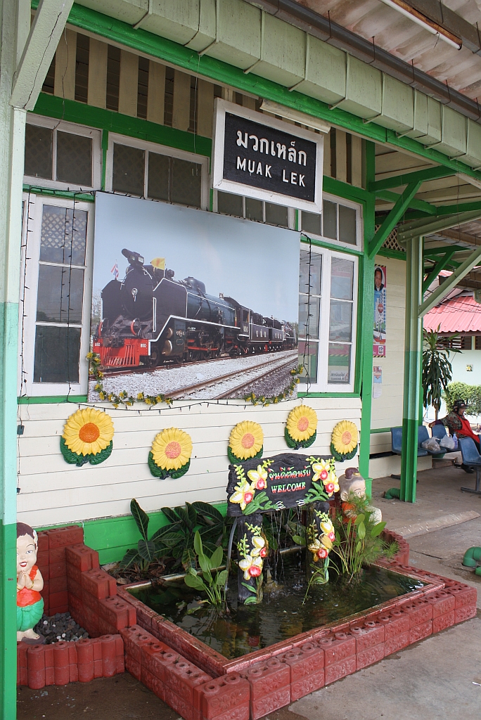 Liebevoll gepflegtes Detail im Bf. Muak Lek, aufgenommen am 23.August 2010.