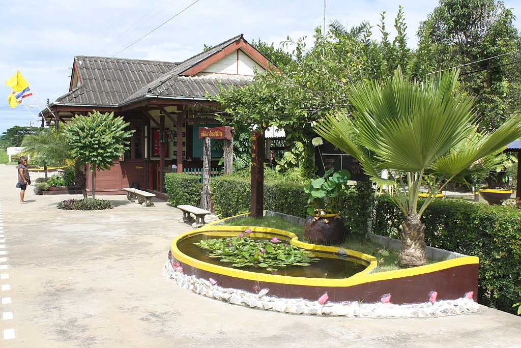 Liebevoll gestalteter Hausbahnsteig des Bf. Sab Muang; Bild vom 13.Juni 2011. 

