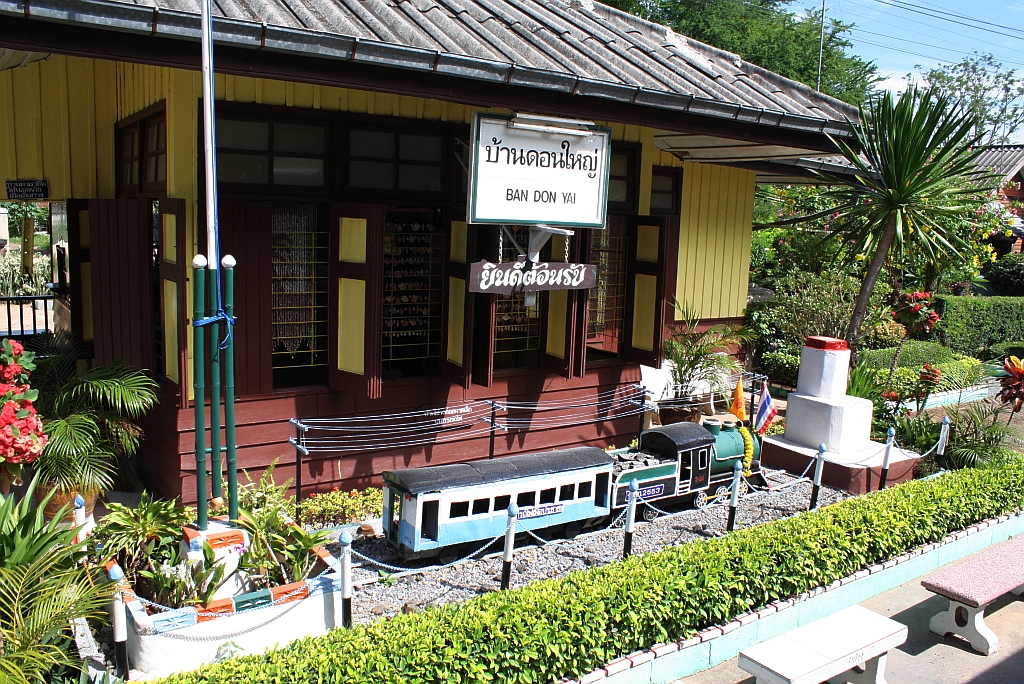 Liebevolles Detail vor der Fahrdienstleitung des Bf. Ban Don Yai. Bild vom  16.Juni 2011.