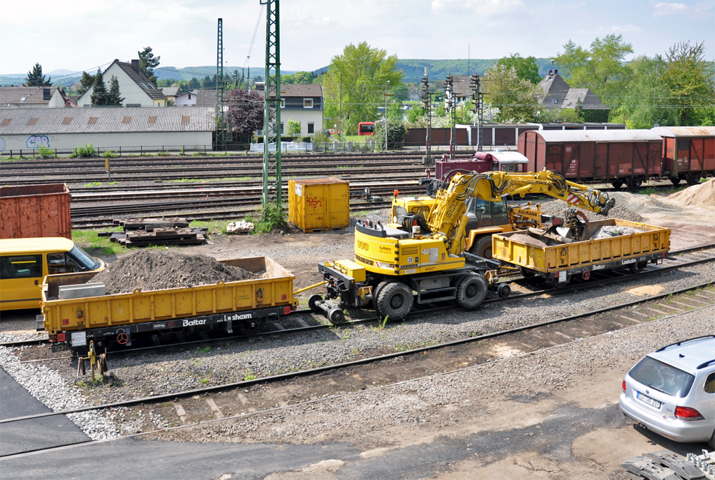 Liebherr 900 Zweiwege-Bagger zwischen 2 Flachwagen am Bf Linz - 06.05.2013