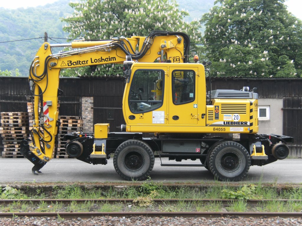Liebherr Zweiwege-Bagger im Bahnhof Bacharach, aufgenommen am 30.04.2009.