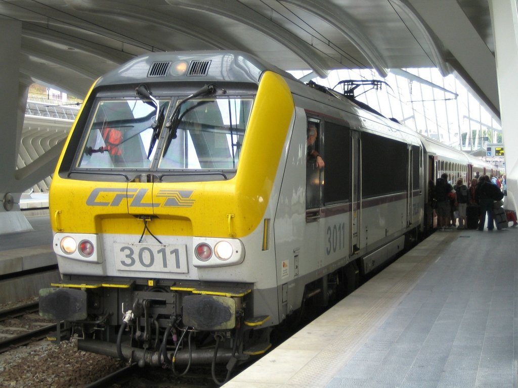 Lige-Guillemins am 04.08.2010  Die 3011 der CFL steht mit dem IR115 nach Luxemburg zum Einsteigen bereit. Der Lokfhrer schaut schon in Erwartung der baldigen Abfahrt aus dem Fenster. Gute Fahrt...