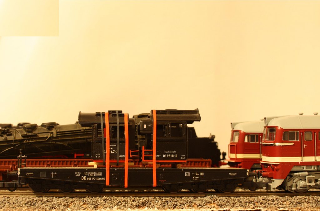 Liliput 221221 Schwerlast Flachwagen DB 965173 SSym 46 mit abklappbarem Bremsergeländer, Beladen mit Dampflokführerhäuser 41 1147-2 & 01 1518-8 