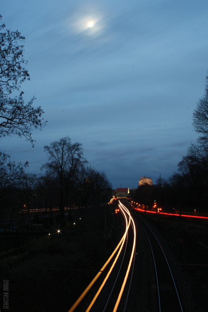  Lines of the night  in Frth-Westvorstadt. Im Vordergrund ein 440 Richtung Wrzburg, rechts ein 648 aus Cadolzburg und hinten links der ex. Metropolitan nach Berlin (25.11.2012)