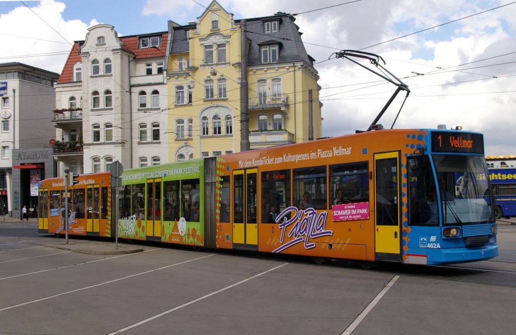 Linie 1 (Wagen 462) in der Gegenrichtung (Fahrtziel Vellmar), Piazza Werbung incl., am 25.8.2012 am Bahnhof Wilhelmshhe