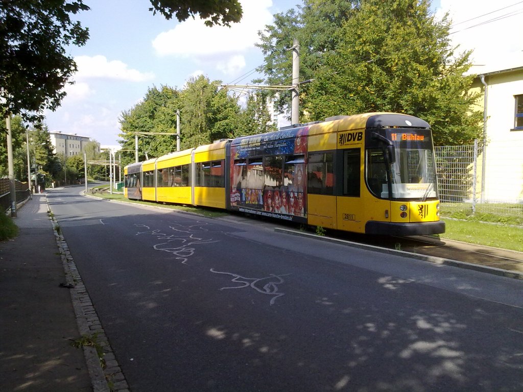 Linie 11 (2811) an bei der Ausfahrt der Endhaltestelle Zschertnitz in Richtung Bhlau.
Dresden 11.09.10